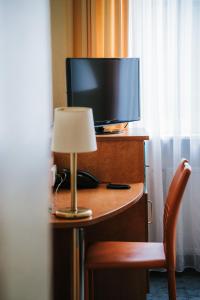 TV a/nebo společenská místnost v ubytování Savoy Hotel