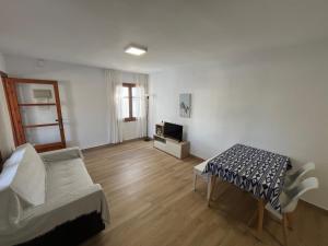 Μια τηλεόραση ή/και κέντρο ψυχαγωγίας στο Apartamentos Jeremias Altamar
