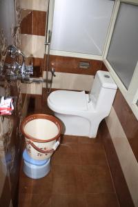 A bathroom at Raghunath Palace Home Stay