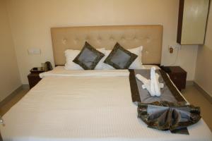 Raghunath Palace Home Stay tesisinde bir odada yatak veya yataklar