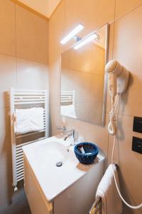 Koupelna v ubytování Parini Hotel + 37 fotografií