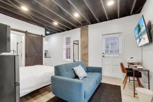 哥伦布Housepitality - The Reichstag Suite - Modern的客厅配有蓝色椅子和一张床