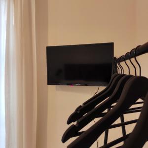 una TV a schermo piatto appesa a un muro di Apartamentos VITA CENTER a Granada