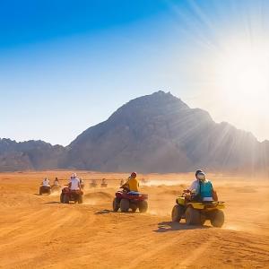 een groep mensen die op atvs rijden in de woestijn bij Alam B&B in Marsa Alam