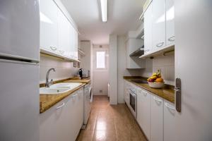 Kuchyň nebo kuchyňský kout v ubytování Spacious Apartment with Sea View Terrace in Calafell