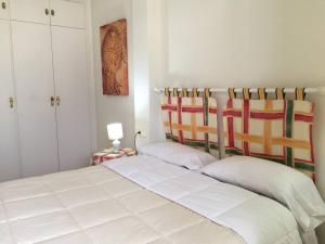 Postel nebo postele na pokoji v ubytování Spacious Apartment with Sea View Terrace in Calafell