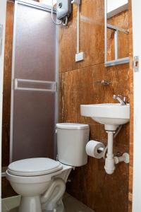a bathroom with a toilet and a sink at Morada Apartamentos in Tacna