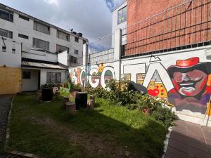 un edificio con una pintura de un mono en él en Hostel Bogotá Normandia VIP, en Bogotá