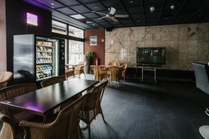 TV a/nebo společenská místnost v ubytování Savoy Hotel