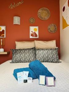 a bedroom with a bed with signs on it at Le TyTerracotta de juju, en plein cœur de la ville in Saint-Brieuc