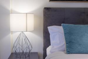 Posteľ alebo postele v izbe v ubytovaní Faliro Lux Apartment By The Sea VIPGreece