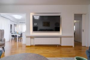 Televízia a/alebo spoločenská miestnosť v ubytovaní Faliro Lux Apartment By The Sea VIPGreece + 31 fotografií