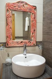 a bathroom with a sink and a mirror at San José del Pacífico Familiar Camino al Cielo in El Pacífico