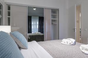 Posteľ alebo postele v izbe v ubytovaní Faliro Lux Apartment By The Sea VIPGreece