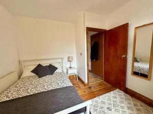 a small bedroom with a bed and a mirror at Lovely 1 bedroom flat in Lodnon in London