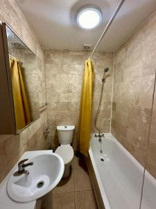 a bathroom with a sink and a toilet and a tub at Lovely 1 bedroom flat in Lodnon in London