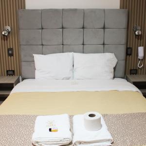 Una habitación de hotel con una cama con toallas. en Terra Premium Hotel, en Huánuco