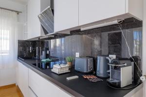 Kuchyňa alebo kuchynka v ubytovaní Faliro Lux Apartment By The Sea VIPGreece