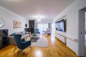 Televízia a/alebo spoločenská miestnosť v ubytovaní Faliro Lux Apartment By The Sea VIPGreece