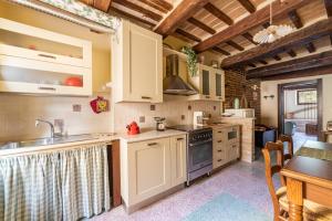 A kitchen or kitchenette at Mi Spiazzi !