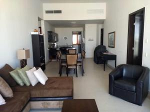 een woonkamer met een bank en een eetkamer bij Casa Wixson At Mayan Lakes 3-304 in Playa Encanto