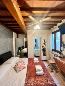 une chambre avec un grand lit et un bureau dans l'établissement Mini Studio very Central close to the Train Station, à Florence