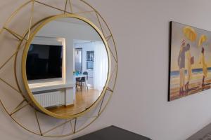 Televízia a/alebo spoločenská miestnosť v ubytovaní Faliro Lux Apartment By The Sea VIPGreece