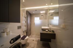 Kúpeľňa v ubytovaní Faliro Lux Apartment By The Sea VIPGreece