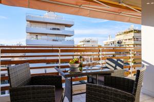 Balkón alebo terasa v ubytovaní Faliro Lux Apartment By The Sea VIPGreece