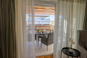 Balkón alebo terasa v ubytovaní Faliro Lux Apartment By The Sea VIPGreece