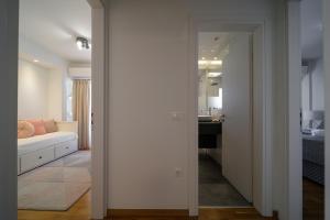 Posteľ alebo postele v izbe v ubytovaní Faliro Lux Apartment By The Sea VIPGreece