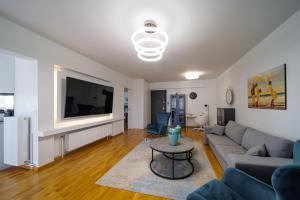 Televízia a/alebo spoločenská miestnosť v ubytovaní Faliro Lux Apartment By The Sea VIPGreece