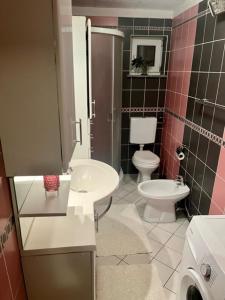 A bathroom at Apartma Sia Koper