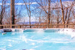 eine Whirlpool-Badewanne mit Bäumen im Hintergrund in der Unterkunft Mulberry Manor in Fayetteville