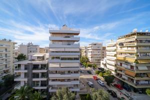 einen Blick über eine Stadt mit hohen Gebäuden in der Unterkunft Faliro lux apartment by the sea vipgreece in Athen