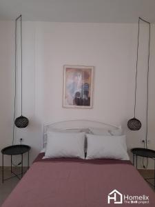 um quarto com uma cama com duas mesas de cabeceira em Dimora em Chalkida