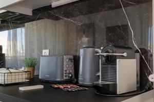 Kuchyňa alebo kuchynka v ubytovaní Faliro Lux Apartment By The Sea VIPGreece