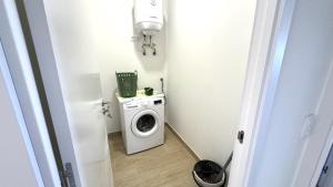 a laundry room with a washer and a washing machine at Suit Dreams Vilaflor By Deihu Experiences in Vilaflor