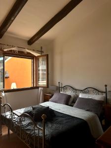 Ein Bett oder Betten in einem Zimmer der Unterkunft Prezioso appartamento con vista mozzafiato - Casa Enrica