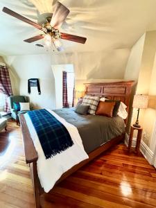 開普吉拉多的住宿－MacFie House，一间卧室配有一张带吊扇的床