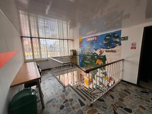 Habitación con cuna y mural de superhéroes en la pared en Hostel Bogotá Normandia VIP, en Bogotá