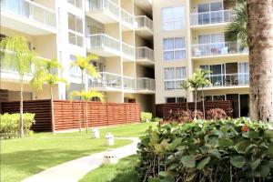un grande condominio con giardino di fronte di Blue Coast Apartment - Vibe Dominicus a La Laguna
