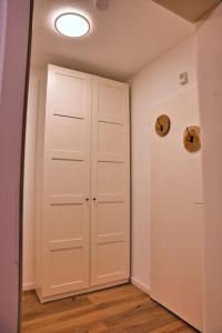 a room with a white closet with a door at Apartment im Herzen Bochums (1km zum Hauptbahnhof) in Bochum +4 photos