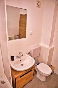 a bathroom with a white toilet and a sink at Apartment im Herzen Bochums (1km zum Hauptbahnhof) in Bochum