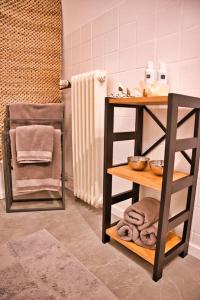 a bathroom with a shelf with towels and a radiator at Apartment im Herzen Bochums (1km zum Hauptbahnhof) in Bochum