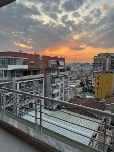 Tirana Apartments Onea's في تيرانا: اطلالة على المدينة وقت الغروب من الشرفة