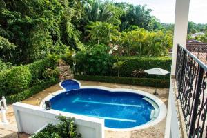 - une petite piscine sur une terrasse avec un balcon dans l'établissement Casa Campestre para la Familia, à Nilo