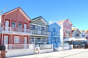 una fila de casas coloridas en una calle en HC Torreira Beach, en Torreira