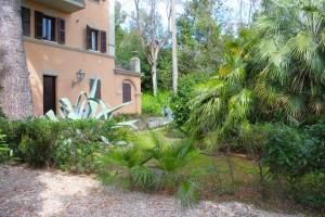 A garden outside Sabina Trilo Sirolo, in centro con posto auto