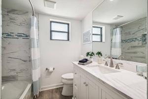 A bathroom at Hernando Hideaway:Heated Pool/Decks/Dock/Balcony/Yard w/ Firepit/Kayaks
